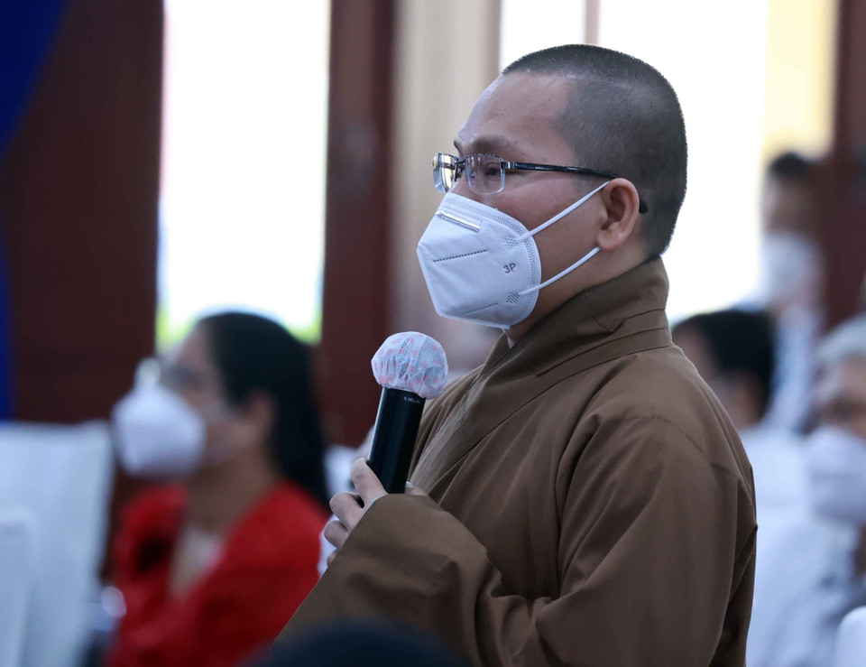 Cử tri Thích Thiện Tâm, Giáo hội Phật giáo Việt Nam huyện Củ Chi đặt câu hỏi với các đại biểu Quốc hội tại buổi tiếp xúc cử tri. (Ảnh: Thống Nhất/TTXVN)