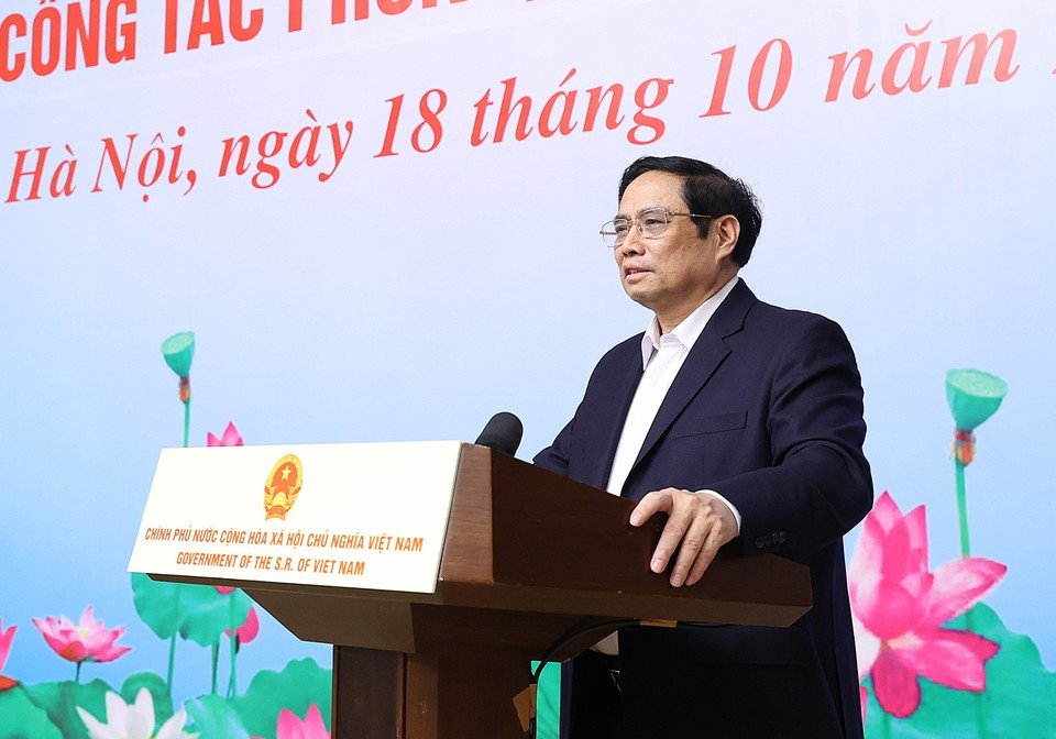 Thủ tướng Phạm Minh Chính động viên, ghi nhận những đóng góp tích cực của các lực lượng y tế tuyến đầu chống dịch. (Ảnh: Dương Giang/TTXVN)