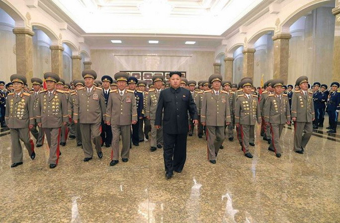 Ông Kim Jong-un tới viếng Cung Mặt trời hồi năm ngoái. (Nguồn: Reuters)