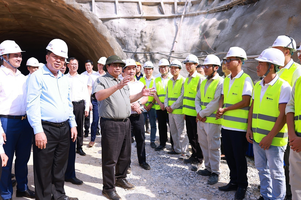 Thủ tướng Phạm Minh Chính kiểm tra, động viên công nhân thi công dự án cao tốc Đồng Đăng-Trà Lĩnh. (Ảnh: Dương Giang/TTXVN)