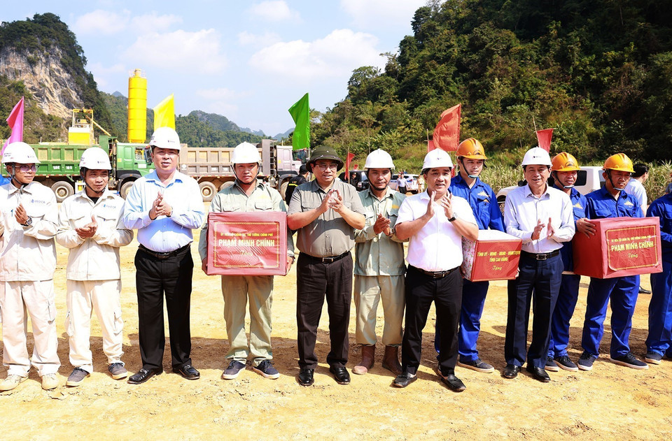 Thủ tướng Phạm Minh Chính tặng quà công nhân thi công đường bộ cao tốc Đồng Đăng-Trà Lĩnh đoạn qua tỉnh huyện Thạch An, Cao Bằng. (Ảnh: Dương Giang/TTXVN)
