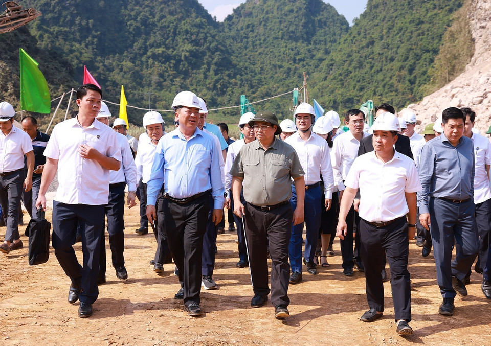 Thủ tướng Phạm Minh Chính kiểm tra và động viên công nhân thi công đường bộ cao tốc Đồng Đăng-Trà Lĩnh đoạn qua tỉnh huyện Thạch An, Cao Bằng. (Ảnh: Dương Giang/TTXVN)