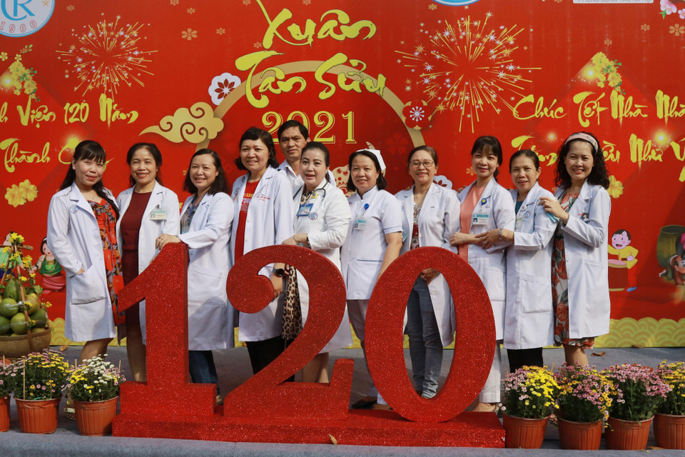 Các y bác sỹ chụp ảnh lưu niệm tại Đường hoa xuân Tân Sửu 2021. (Ảnh: Đinh Hằng/TTXVN)