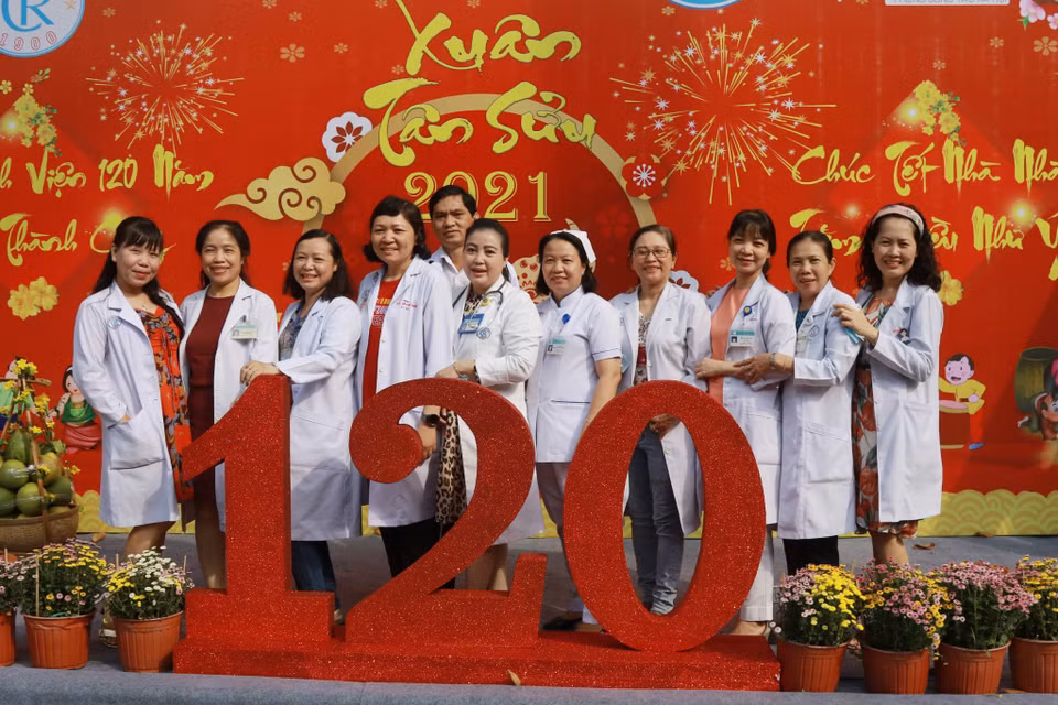 Các y bác sỹ chụp ảnh lưu niệm tại Đường hoa xuân Tân Sửu 2021. (Ảnh: Đinh Hằng/TTXVN)