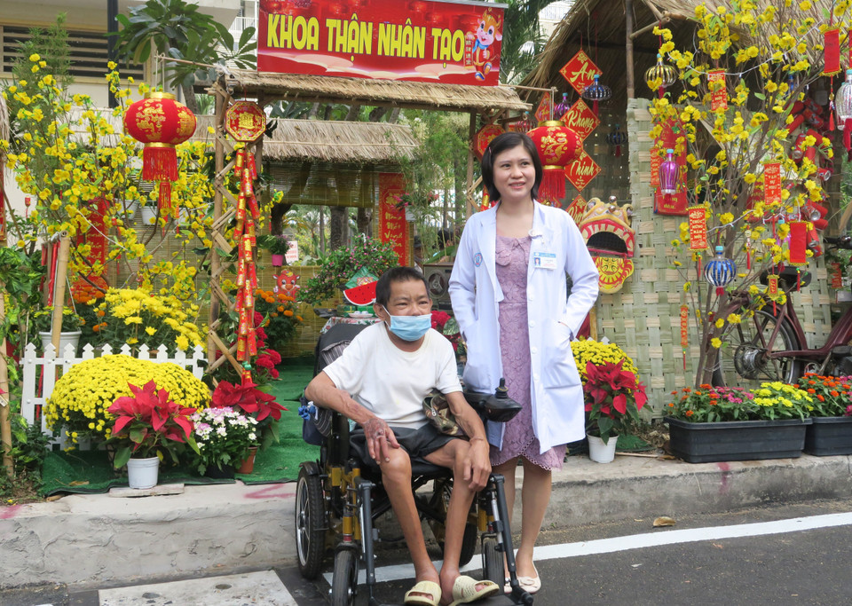 Bác sỹ và bệnh nhân Khoa Thận nhân tạo chụp ảnh lưu niệm tại Đường hoa Xuân. (Ảnh: Đinh Hằng/TTXVN)