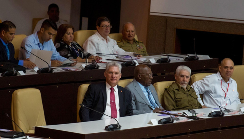 Với 579 phiếu ủng hộ trên tổng số 580 phiếu bầu, Chủ tịch Hội đồng Nhà nước và Hội đồng Bộ trưởng Cuba Miguel Diaz-Canel Bermudez (trái, phía trước) được Quốc hội nước này bầu chọn vào cương vị Chủ tịch nước Cộng hòa, chức danh mới được Hiến pháp 2019 khôi phục và quy định là người đứng đầu bộ máy Nhà nước, trong phiên họp bất thường ngày 10/10/2019. (Ảnh: AFP/TTXVN)