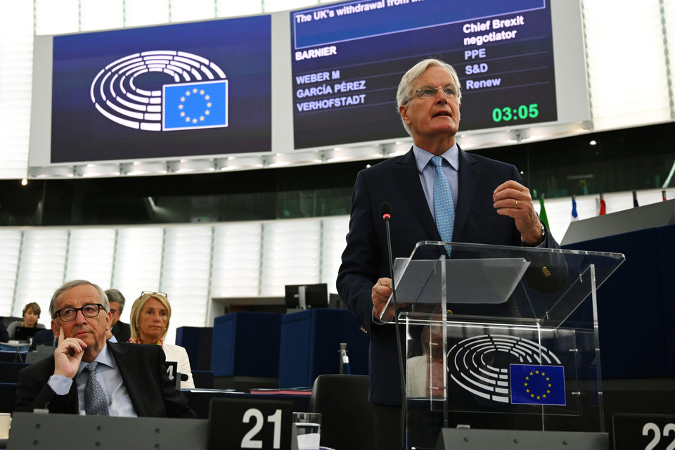 Ngày 9/10/2019, Trưởng đoàn đàm phán Brexit của Liên minh châu Âu (EU) Michel Barnier (phải) đánh giá kế hoạch Anh rời EU mà Thủ tướng Anh Boris Johnson đề xuất không thể là nền tảng để hai bên bắt đầu thỏa thuận. Ông Barnier đã liệt kê ba điểm chính khiến EU không thể chấp nhận những đề xuất mới của Anh gồm: giải pháp thuế quan dự tính cho đảo Ireland, vai trò của chính quyền vùng Bắc Ireland và thiếu các giải pháp pháp lý hiệu quả để đảm bảo những dàn xếp trên có thể được triển khai. (Ảnh: AFP/TTXVN)