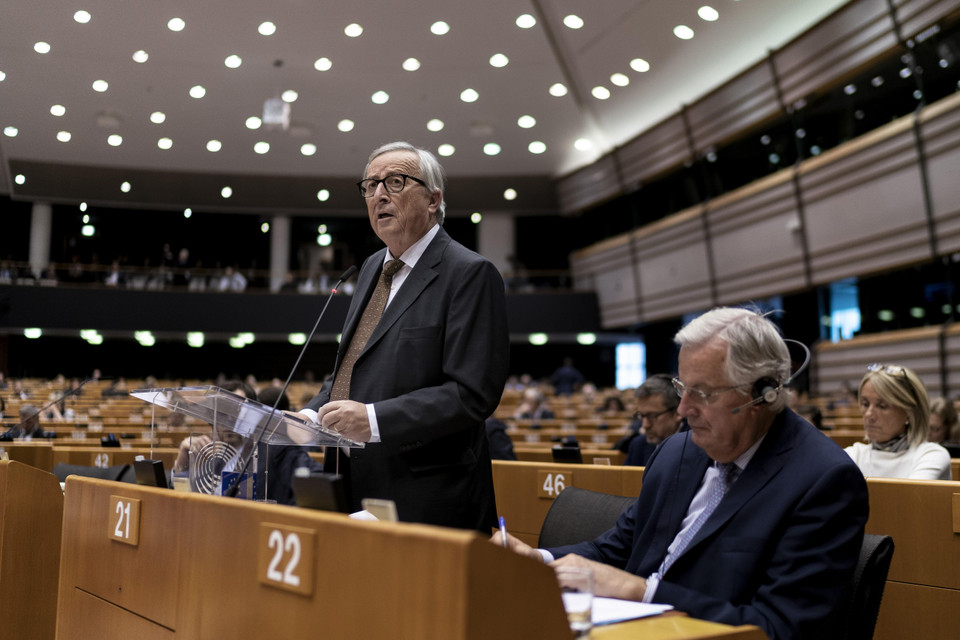 Ngày 9/10/2019, Liên minh châu Âu (EU) tuyên bố sẽ không quay lưng với bất kỳ thỏa thuận Brexit nào và luôn sẵn sàng tham gia các cuộc đàm phán vào phút chót, nhưng cũng nhấn mạnh London cần nỗ lực đáng kể để đảm bảo có một thỏa thuận. Phát biểu trước Nghị viện châu Âu (EP), Chủ tịch Ủy ban châu Âu Jean-Claude Juncker (trái) khẳng định không chấp nhận 'trò đổ lỗi' mà London khởi xướng. (Ảnh: AFP/ TTXVN)