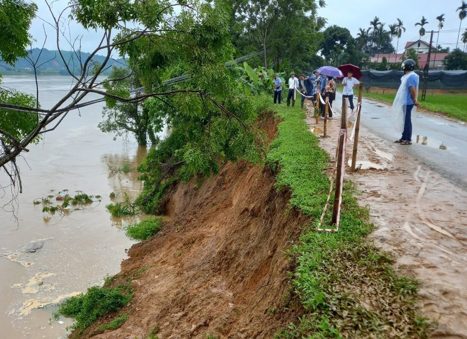 Mưa lớn kéo dài đã làm ảnh hưởng và thiệt hại hơn 80 ha lúa, 67,3 ha hoa màu; 48 hộ bị ảnh hưởng và thiệt hại về nhà cửa, nhiều tuyến đường giao thông bị ngập úng và sạt lở đất, ảnh hưởng đến việc đi lại của người dân. (Ảnh: TTXVN phát)
