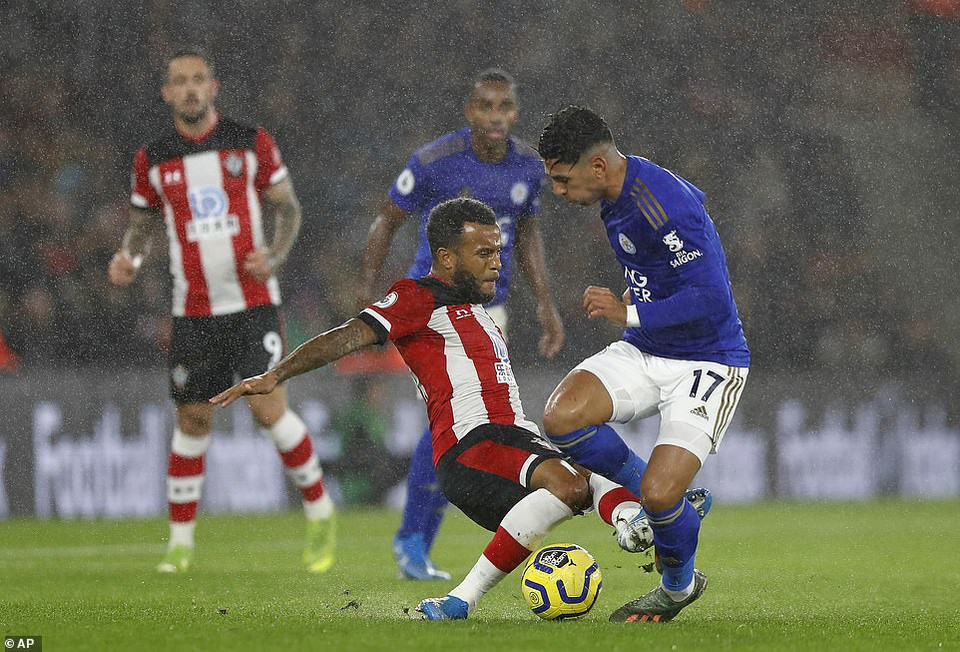 ...sau pha phạm lỗi thô bạo với cầu thủ Leicester.