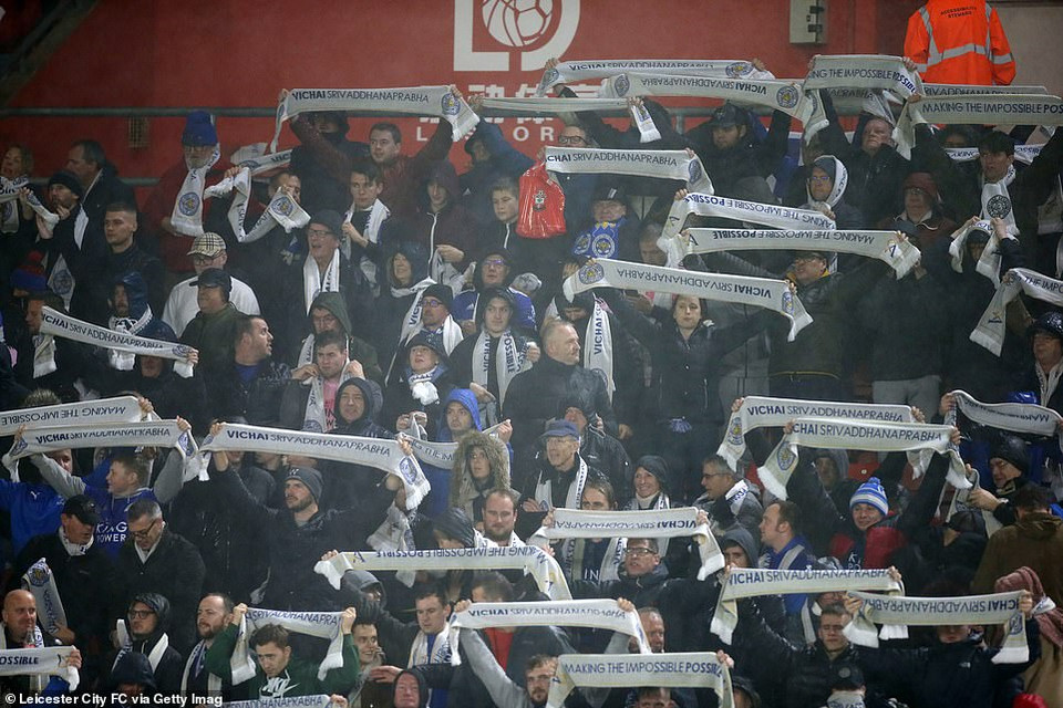 Người hâm mộ Leicester City tri ân cố chủ tịch Vichai Srivaddhanaprabha, người đã thiệt mạng do sự cố máy bay.