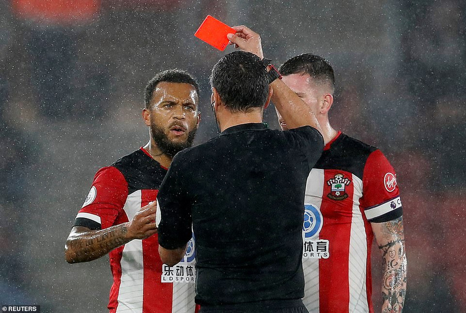 Hai phút sau, đội khách còn có lợi thế hơn người khi Ryan Bertrand của Southampton bị truất quyền thi đấu
