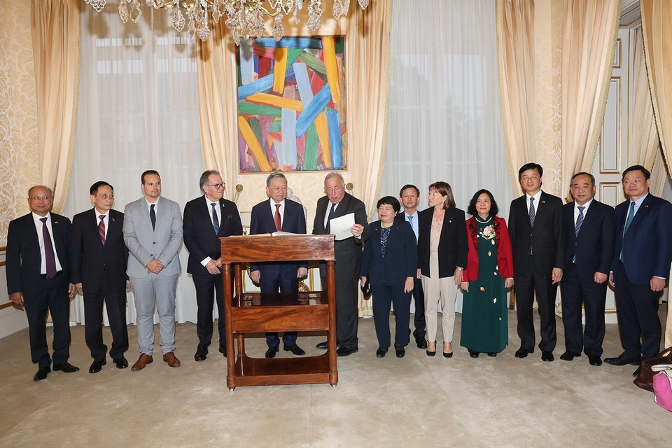 Tổng Bí thư, Chủ tịch nước Tô Lâm và Chủ tịch Thượng viện Pháp Gérard Larcher cùng các đại biểu chụp ảnh chung. (Ảnh: Trí Dũng/TTXVN)