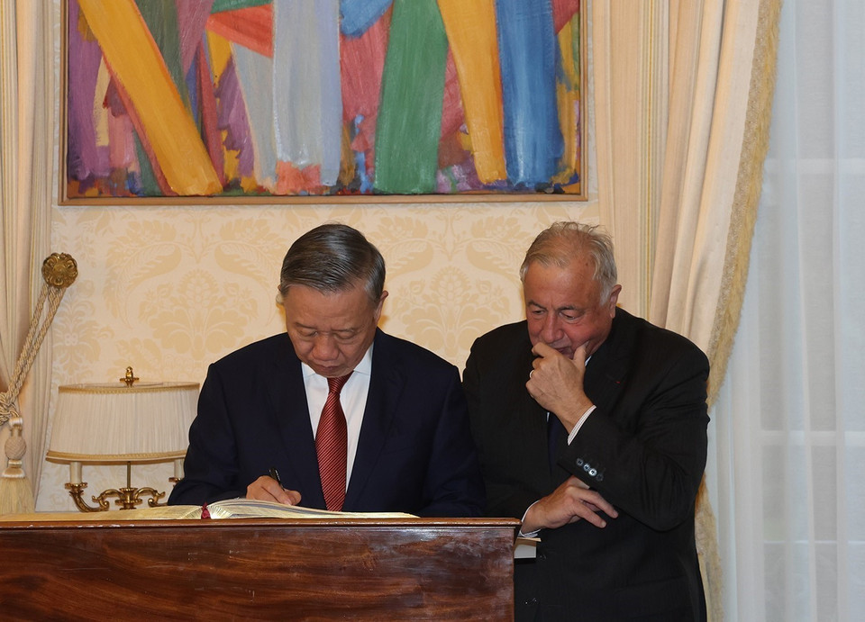 Tổng Bí thư, Chủ tịch nước Tô Lâm viết lưu bút. (Ảnh: Trí Dũng/TTXVN)