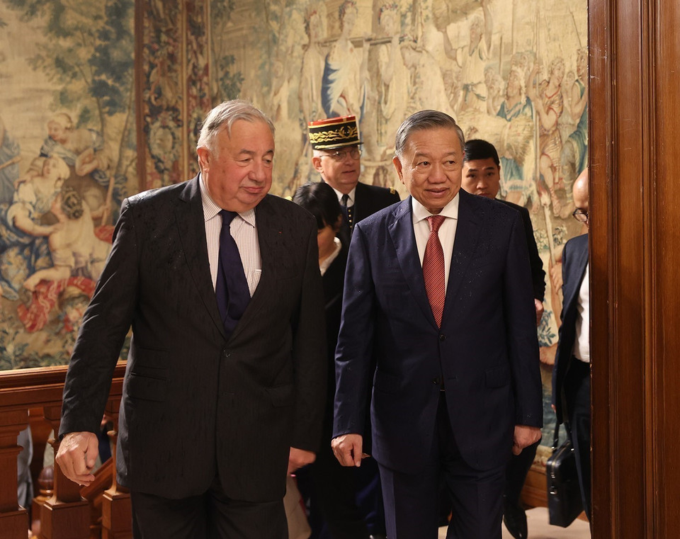 Chủ tịch Thượng viện Pháp Gérard Larcher đón Tổng Bí thư, Chủ tịch nước Tô Lâm. (Ảnh: Trí Dũng/TTXVN)