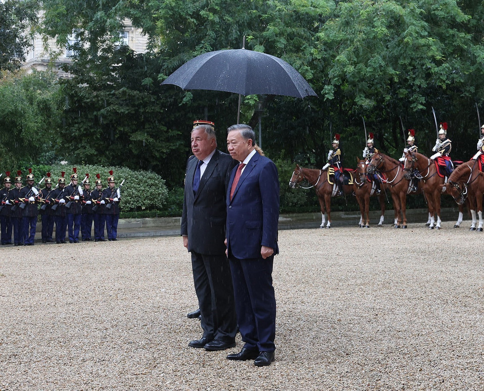 Chủ tịch Thượng viện Pháp Gérard Larcher đón Tổng Bí thư, Chủ tịch nước Tô Lâm. (Ảnh: Trí Dũng/TTXVN)