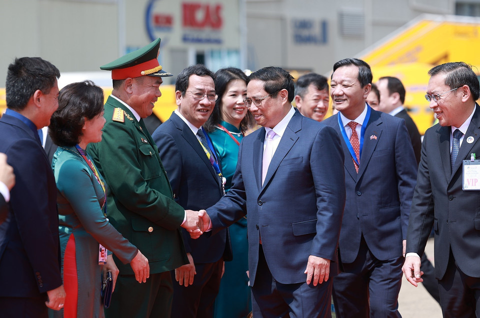 Lễ đón Thủ tướng Phạm Minh Chính đến thủ đô Vientiane (Lào), bắt đầu chuyến tham dự Hội nghị Cấp cao ASEAN lần thứ 44, 45. (Ảnh: Dương Giang/TTXVN)