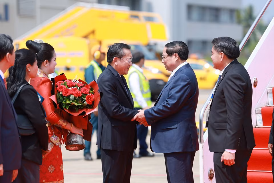 Lễ đón Thủ tướng Phạm Minh Chính đến thủ đô Vientiane (Lào), bắt đầu chuyến tham dự Hội nghị Cấp cao ASEAN lần thứ 44, 45. (Ảnh: Dương Giang/TTXVN)