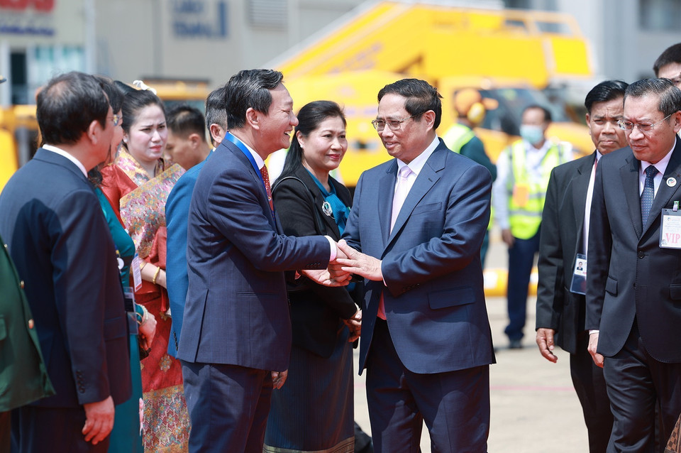 Lễ đón Thủ tướng Phạm Minh Chính đến thủ đô Vientiane (Lào), bắt đầu chuyến tham dự Hội nghị Cấp cao ASEAN lần thứ 44, 45. (Ảnh: Dương Giang/TTXVN)