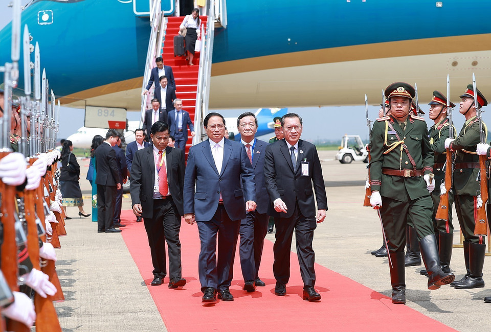 Lễ đón Thủ tướng Phạm Minh Chính đến thủ đô Vientiane (Lào), bắt đầu chuyến tham dự Hội nghị Cấp cao ASEAN lần thứ 44, 45. (Ảnh: Dương Giang/TTXVN)