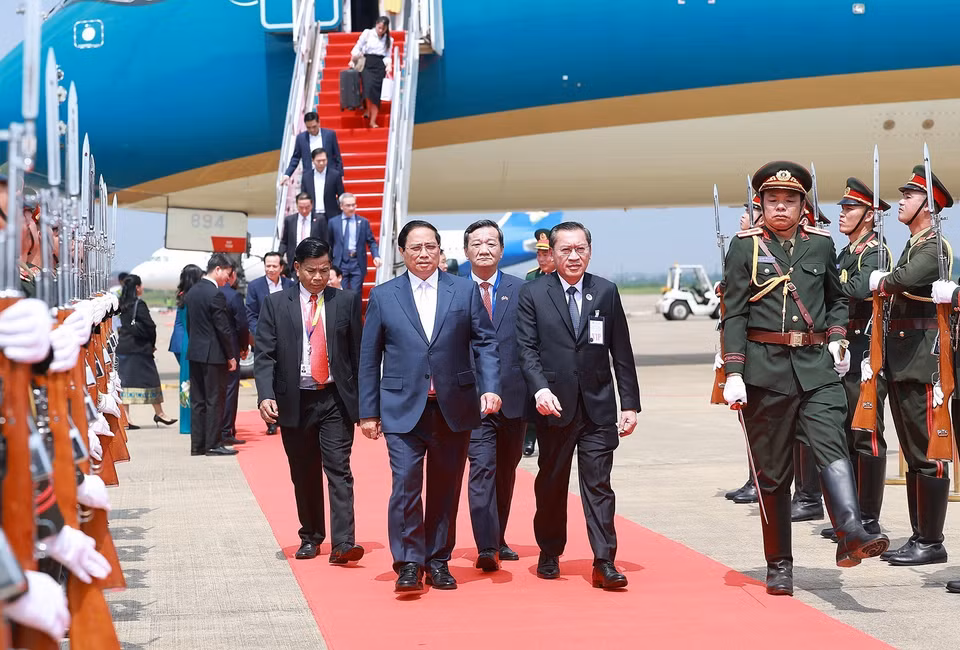 Lễ đón Thủ tướng Phạm Minh Chính đến thủ đô Vientiane (Lào), bắt đầu chuyến tham dự Hội nghị Cấp cao ASEAN lần thứ 44, 45. (Ảnh: Dương Giang/TTXVN)