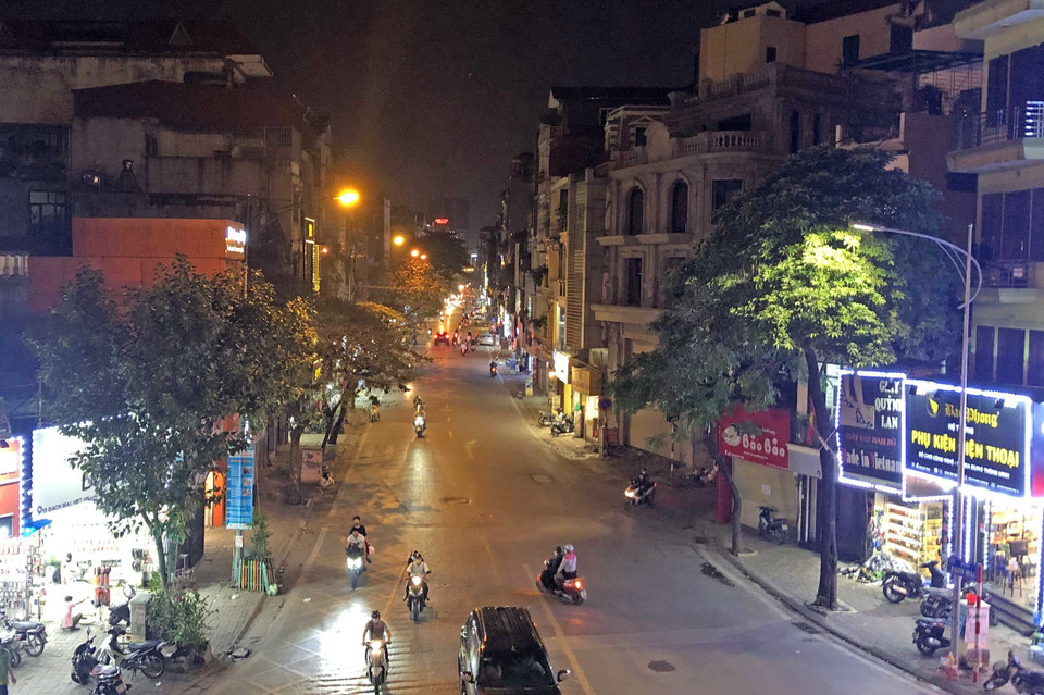 Tuyến phố Bạch Mai đã vắng nhiều so với những ngày trước (ảnh chụp 19h45 ngày 26/3). (Ảnh: Trần Việt/TTXVN)