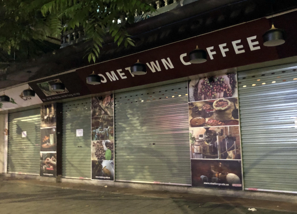 Phố Võ Thị Sáu nổi tiếng với nhiều quán càphê đã đóng cửa (ảnh chụp 19h50 ngày 26/3). (Ảnh: Trần Việt/TTXVN)