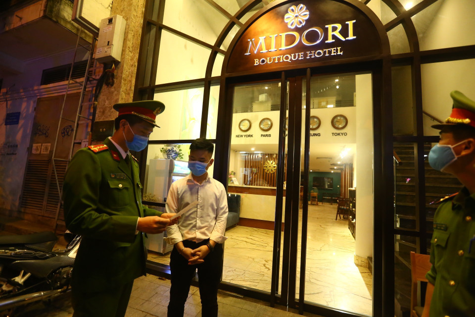 Lực lượng chức năng phường Nguyễn Du nhắc nhở, thông báo với các khách sạn thực hiện đúng quy định. (Ảnh: Minh Quyết/TTXVN)