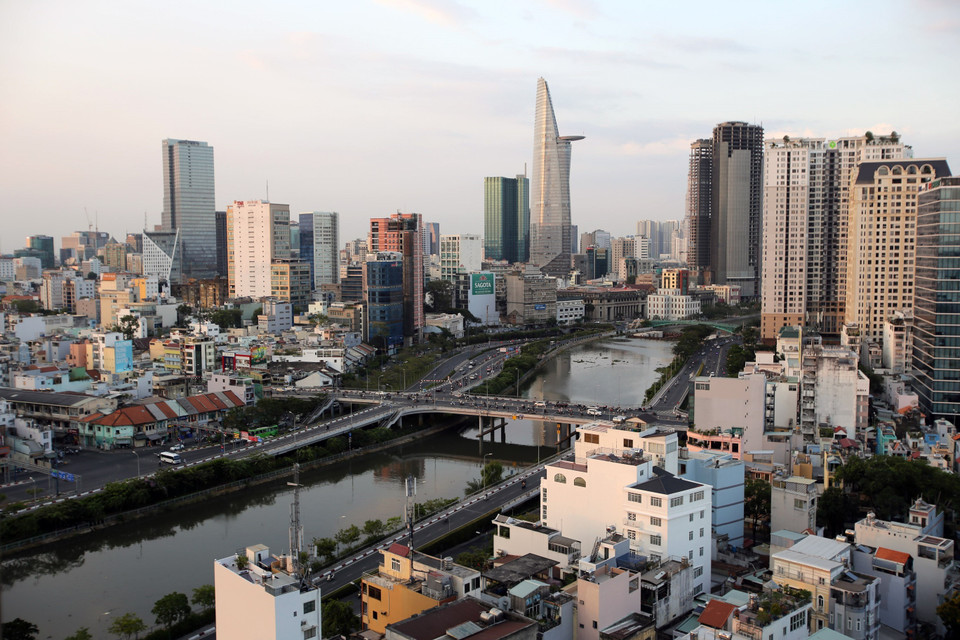 Sau yêu cầu tạm dừng kinh doanh nhiều lĩnh vực, đường phố Thành phố Hồ Chí Minh vắng vẻ hơn rất nhiều so với trước.(Ảnh: Thành Chung/TTXVN)