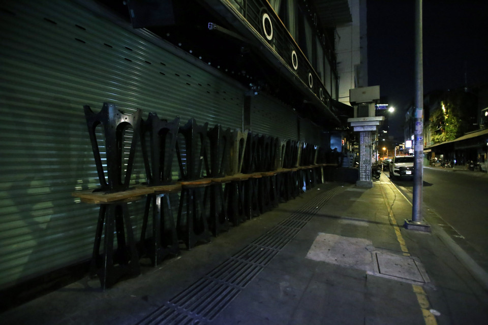 Một nhà hàng lớn trên đường Bùi Viện (quận 1) đã tạm ngừng kinh doanh đúng theo chỉ đạo. (Ảnh: Thành Chung/TTXVN)