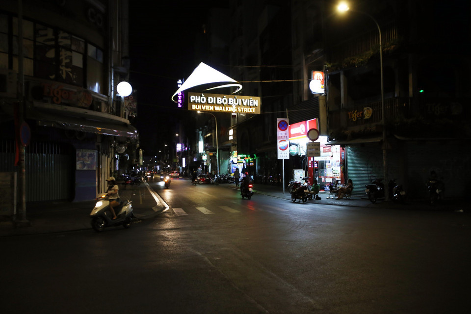 Phố đi bộ Bùi Viện (quận 1) vắng vẻ do các nhà hàng, quán bar đã đóng cửa. (Ảnh: Thành Chung/TTXVN)
