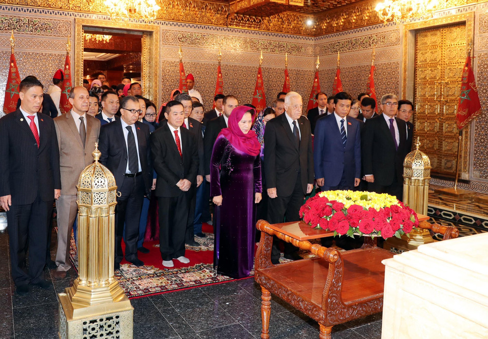 Chủ tịch Quốc hội Nguyễn Thị Kim Ngân cùng Đoàn đại biểu cấp cao Việt Nam vào Lăng đặt vòng hoa, viếng vua Mohammed V. (Ảnh: Trọng Đức/TTXVN)