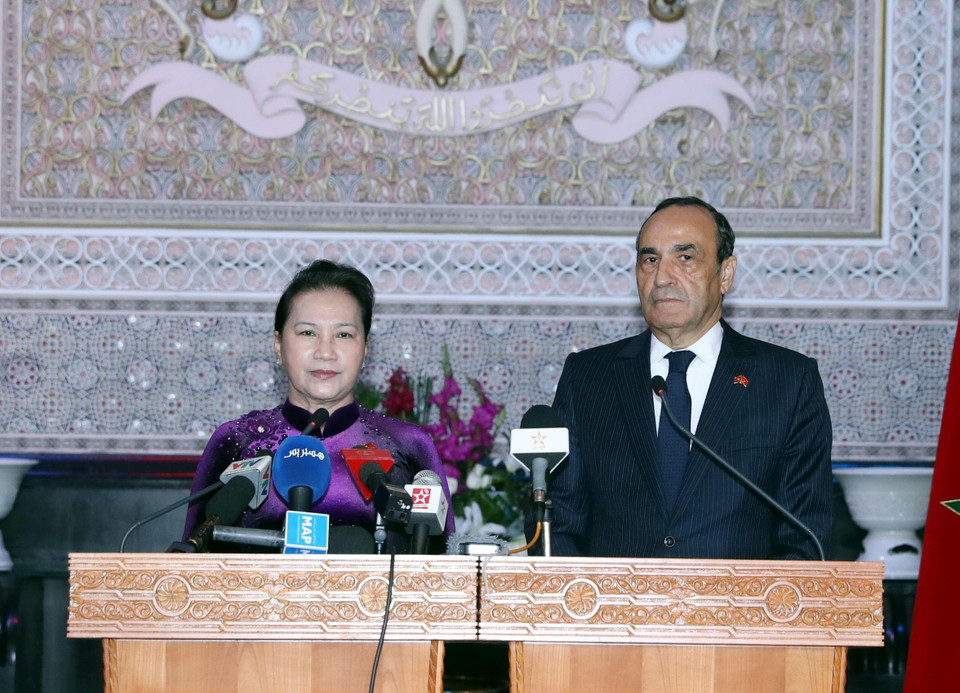Chủ tịch Quốc hội Nguyễn Thị Kim Ngân và Chủ tịch Hạ viện Maroc Habib El Malki đồng chủ trì cuộc họp báo chung, thông báo kết quả hội đàm. Chủ tịch Quốc hội hai nước khẳng định, cuộc hội đàm đã thành công rất tốt đẹp, giúp hai bên hiểu nhau hơn và sẽ hợp tác chặt chẽ hơn. (Ảnh: Trọng Đức/TTXVN)