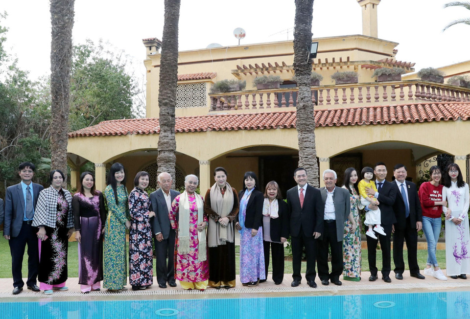 Chủ tịch Quốc hội Nguyễn Thị Kim Ngân chụp ảnh chung với cán bộ, nhân viên Đại sứ quán Việt Nam và bà con kiều bào. (Ảnh: Trọng Đức/TTXVN)