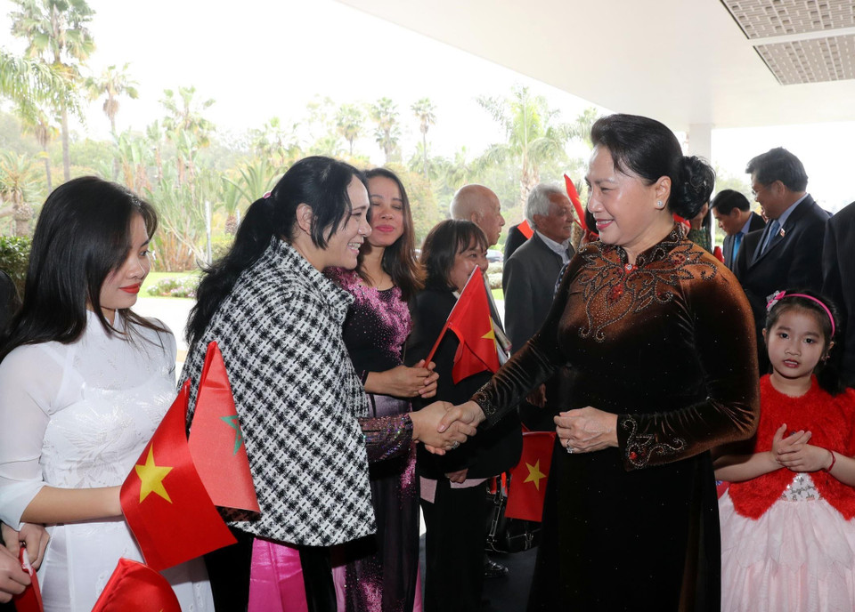 Đại diện kiều bào Việt Nam đón Chủ tịch Quốc hội Nguyễn Thị Kim Ngân ở sân bay quốc tế Rabat Salle, thủ đô Rabat. (Ảnh: Trọng Đức/TTXVN)