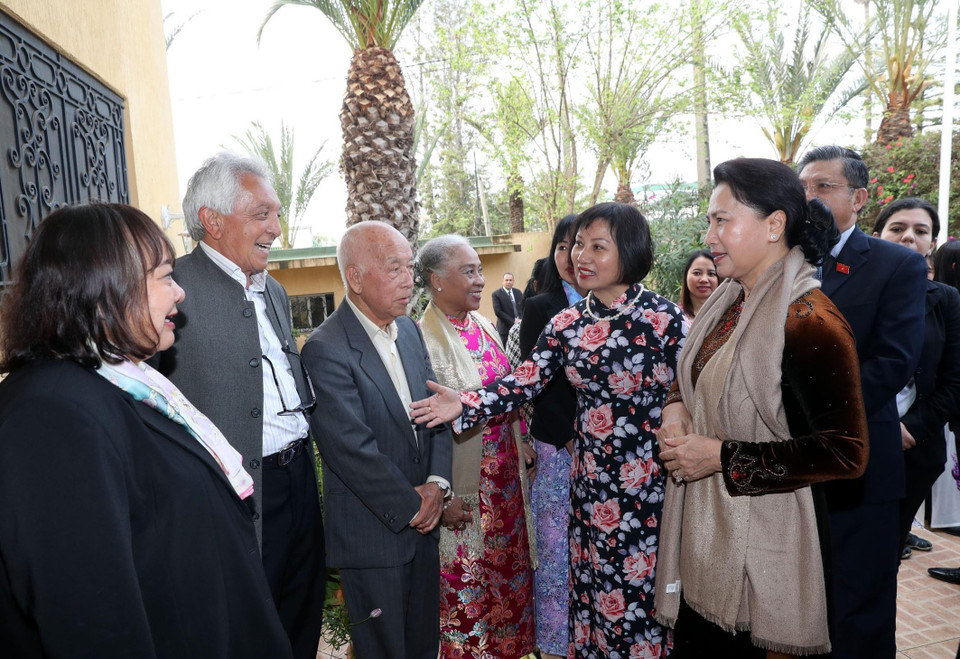 Chủ tịch Quốc hội Nguyễn Thị Kim Ngân với cán bộ, nhân viên Đại sứ quán Việt Nam và bà con kiều bào. (Ảnh: Trọng Đức/TTXVN)