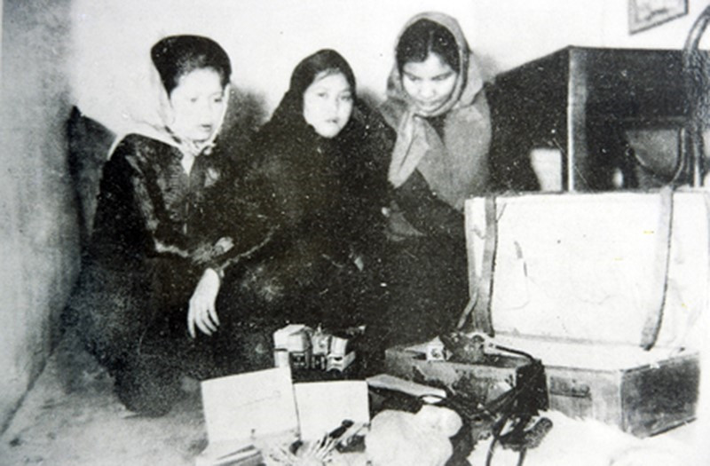 Toán nữ gián điệp của Pháp bị lực lượng Công an bắt giữ và khống chế sử dụng, phục vụ công tác bảo vệ chiến dịch Điện Biên Phủ. (Ảnh: Tư liệu/TTXVN)