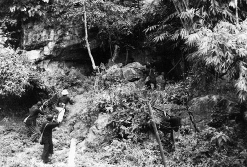 Lực lượng Công an cùng quần chúng vây bắt phỉ tại sào huyệt của chúng ở xã Chiềng Ly - Thuận Châu - Sơn La, năm 1953. (Ảnh: Tư liệu/TTXVN)