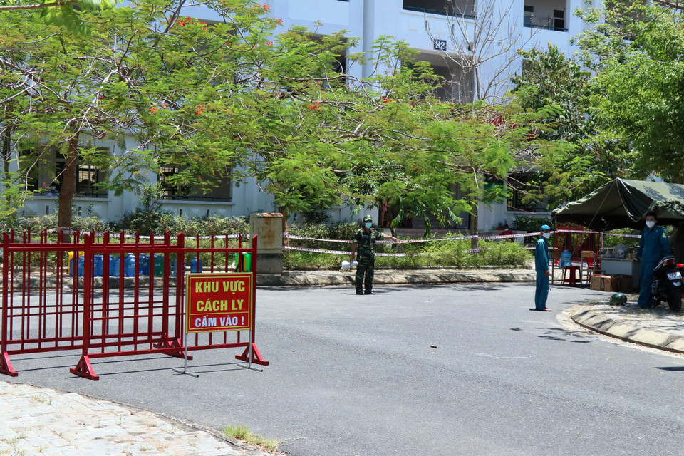 Thắt chặt kiểm soát các khu cách ly tập trung đảm bảo an toàn cho việc phòng, chống dịch, góp phần hạn chế việc lây lan tại cộng đồng. (Ảnh: Trần Tĩnh/TTXVN)