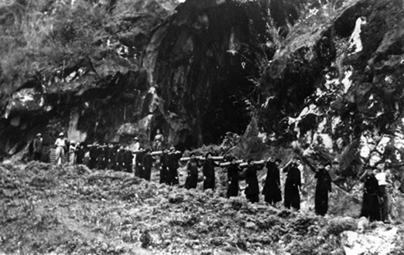 Các đoàn dân công mở đường phục vụ chiến dịch Điện Biên Phủ, năm 1954 luôn được sự bảo vệ của lực lượng công an. (Ảnh: Tư liệu/TTXVN)