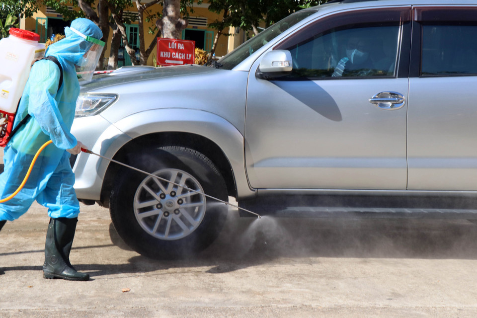 Phun thuốc khử trùng tại khu cách ly tập trung huyện Phú Ninh, tỉnh Quảng Nam. (Ảnh: Trần Tĩnh/TTXVN)