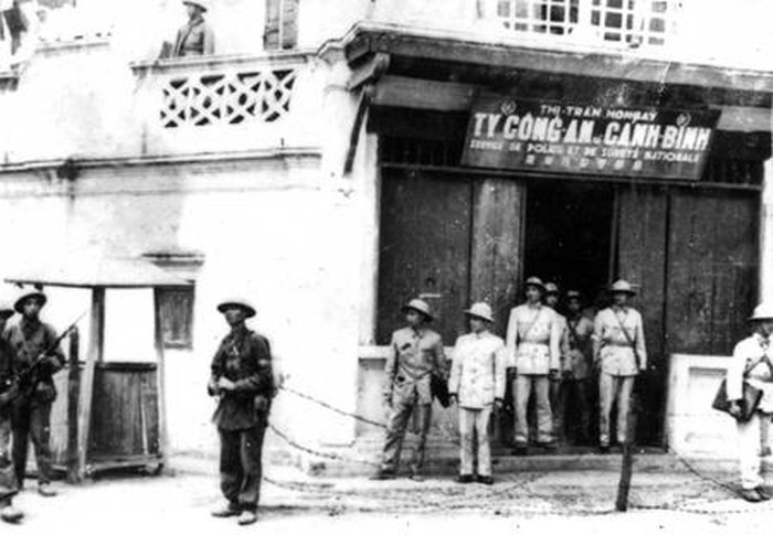 Lực lượng Công an tham gia tiếp quản thị xã Hòn Gai, Quảng Ninh, năm 1954. (Ảnh: Tư liệu/TTXVN)