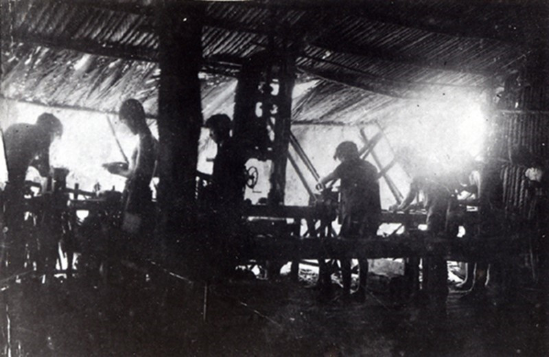 Công an xưởng Nam Bộ chế tạo vũ khí phục vụ kháng chiến, năm 1949. (Ảnh: Tư liệu/TTXVN)