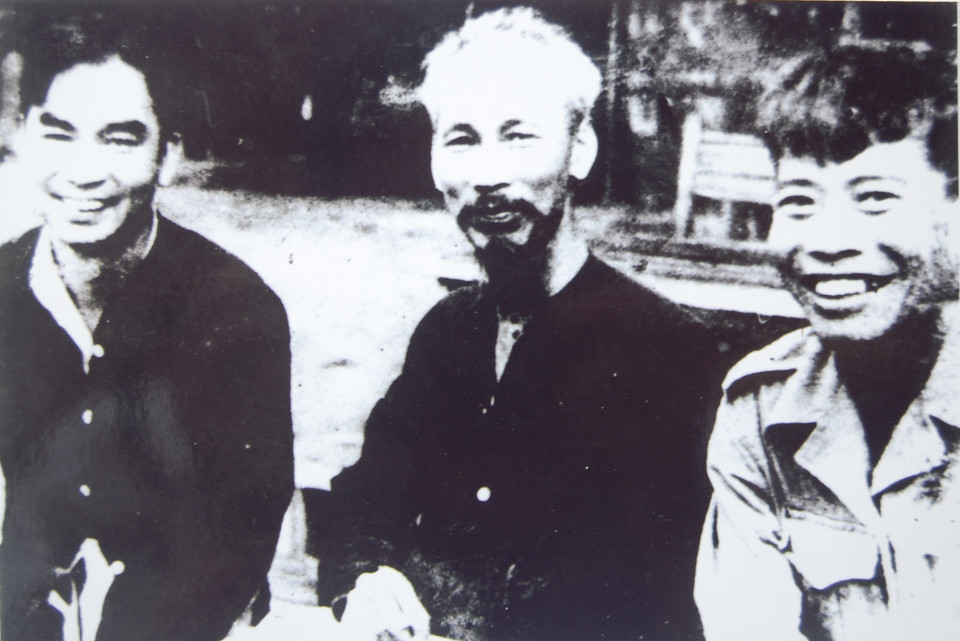 Đồng chí Phạm Hùng, Giám đốc Sở Công an Nam Bộ cùng đồng chí Lê Giản, Giám đốc Nha Công an Trung ương đến thăm Bác Hồ tại Việt Bắc. (Ảnh: Tư liệu/TTXVN)