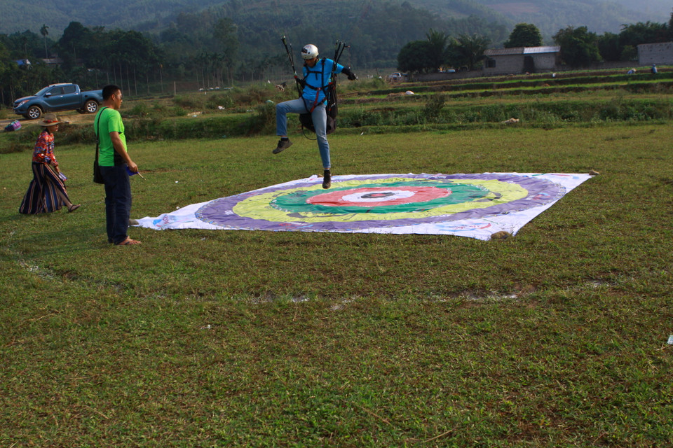 Các thành viên thường xuyên tổ chức bay để trải nghiệm, học hỏi kinh nghiệm của nhau. (Ảnh: HNPG/Vietnam+)