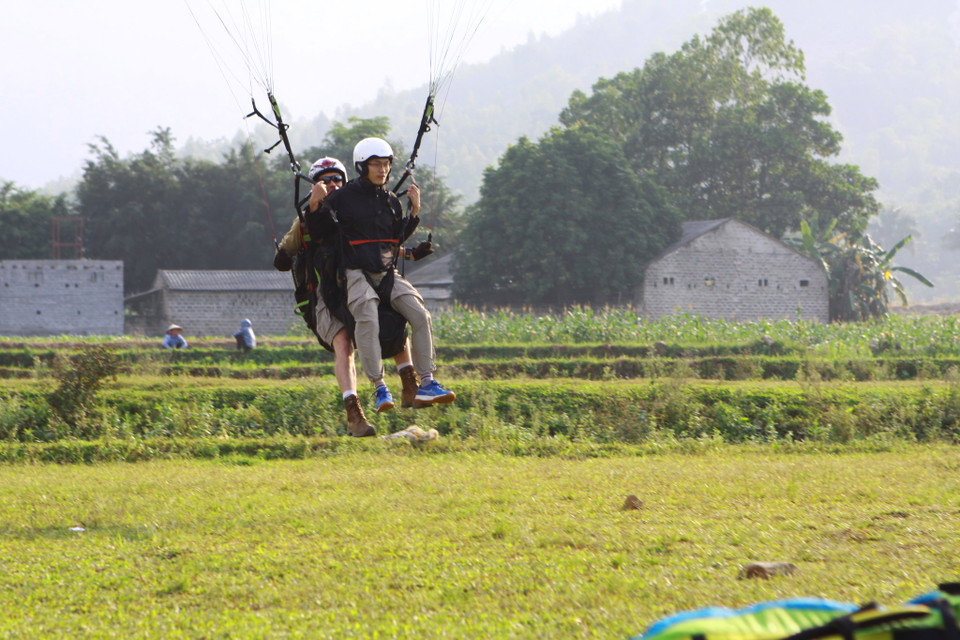 Bay đôi... (Ảnh: HNPG/Vietnam+)