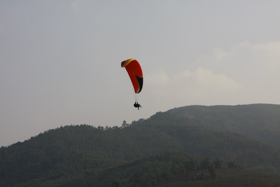 Bay liệng như chim trên bầu trời với nhiều người là trải nghiệm khó quên. (Ảnh: HNPG/Vietnam+)
