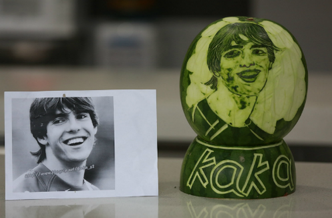 Hình của cầu thủ người Brazil Kaka được khắc trên quả dưa. (Nguồn: CCTV)