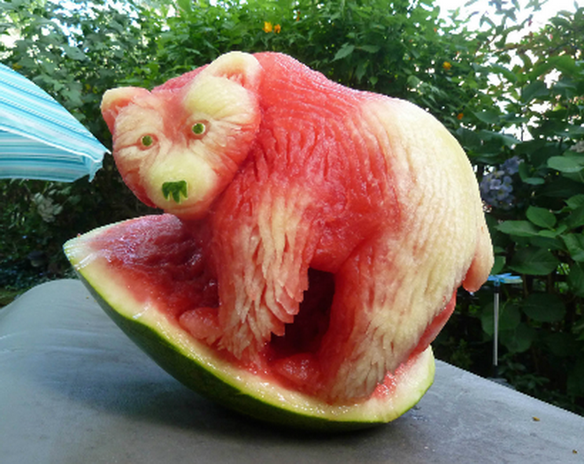 Chú gấu Bắc Cực được tạo hình khéo léo trên quả dưa. (Nguồn: CCTV)