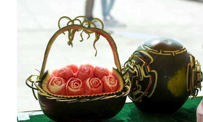 Giỏ hoa hồng làm từ dưa hấu. (Nguồn: CCTV)